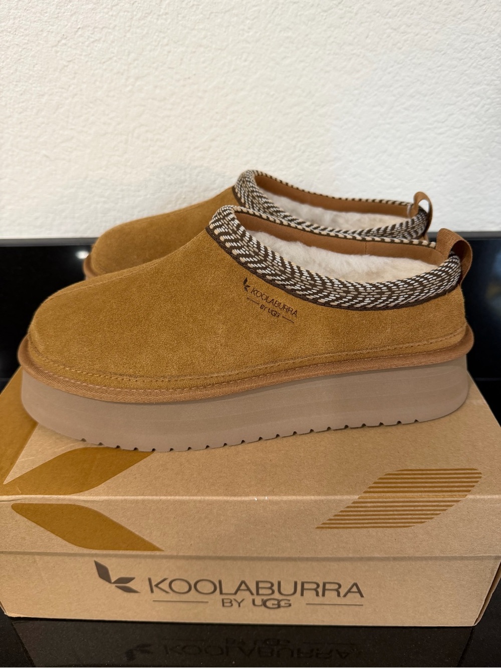 Koolaburra by UGG Burree Platform Chestnut Slippers Size 9 NIB - Picture 3 of 7